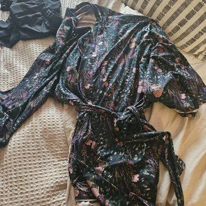 Beyond Yoga - Featherweight Sleep Robe (black floral)